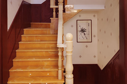 龙州中式别墅室内汉白玉石楼梯的定制安装装饰效果